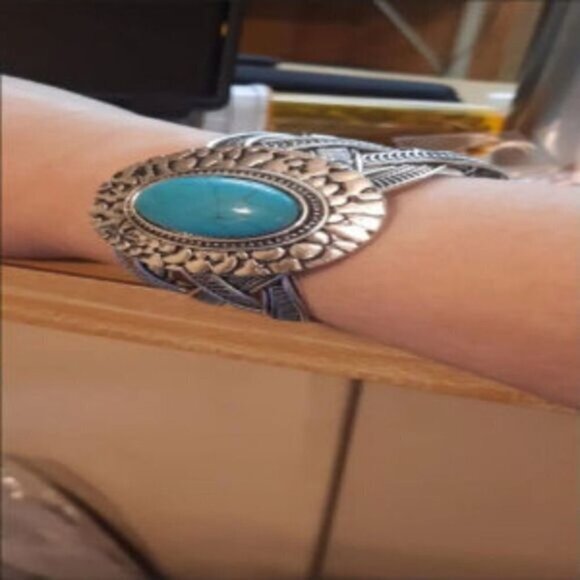 Ethnic Style Hollowed Geometric Twisted Bracelet, Jewelery Gift - Picture 5 of 9